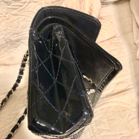 CHANEL navy patent leather shoulder flap bag - Picture 12 of 16
